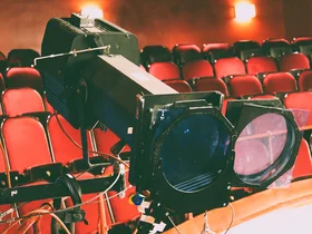 Scheinwerfer vor Theaterstühlen