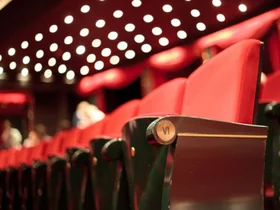 Theaterstühle in einer schräg von unten ansicht