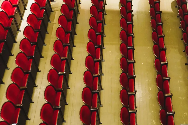 Stuhlreihen in einem Theater vonoben fotofrafiert
